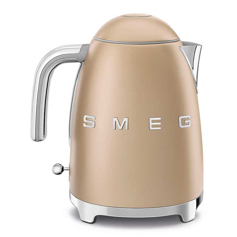 Smeg España - Con su aspecto elegante y colorido, el mini hervidor Smeg  KLF05 de la línea 50 Style es un objeto icónico con un diseño inconfundible  ❤️ #smeg #smeg50style #smegspain